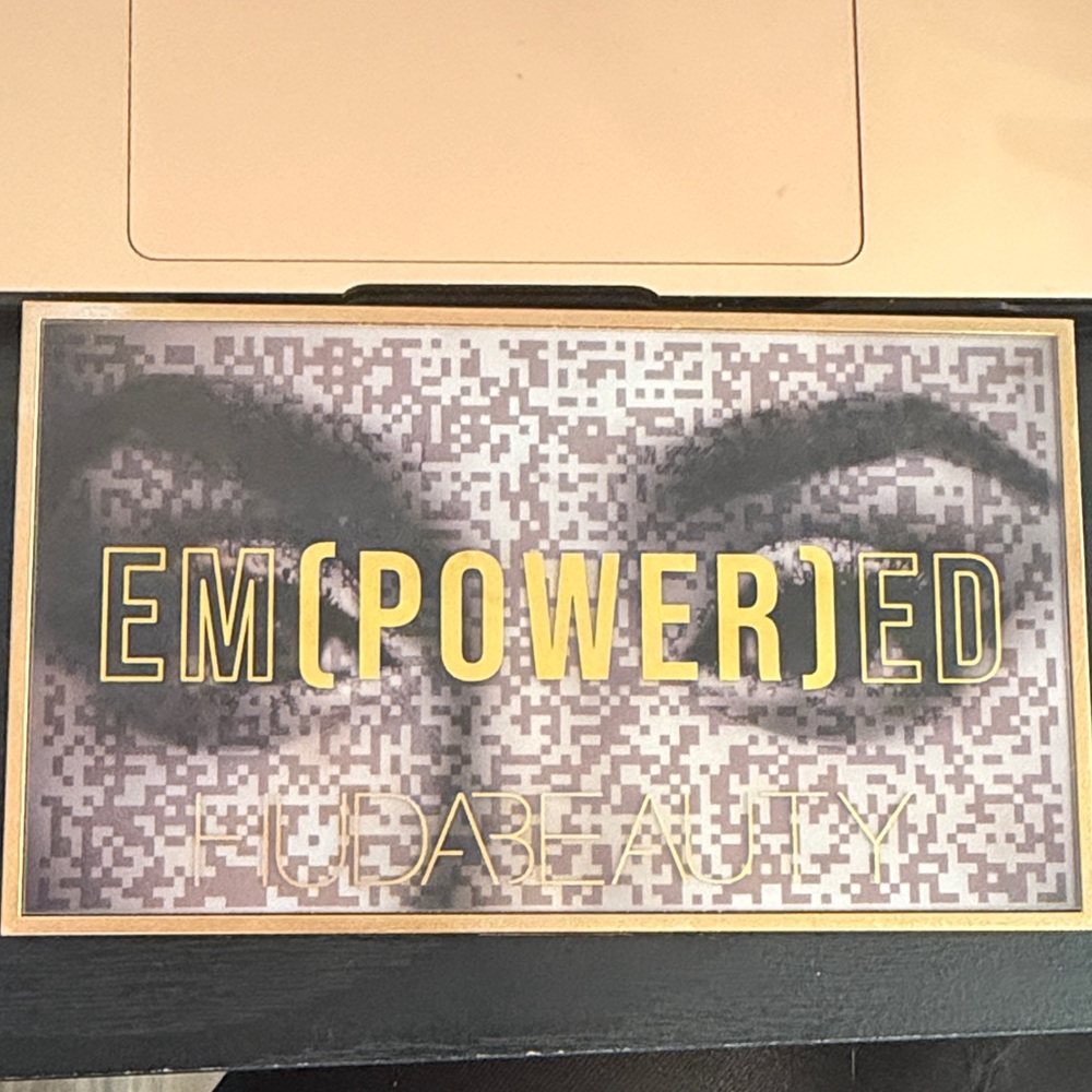 HUDA BEAUTY EM(POWER)ED Palette with Gold Accents